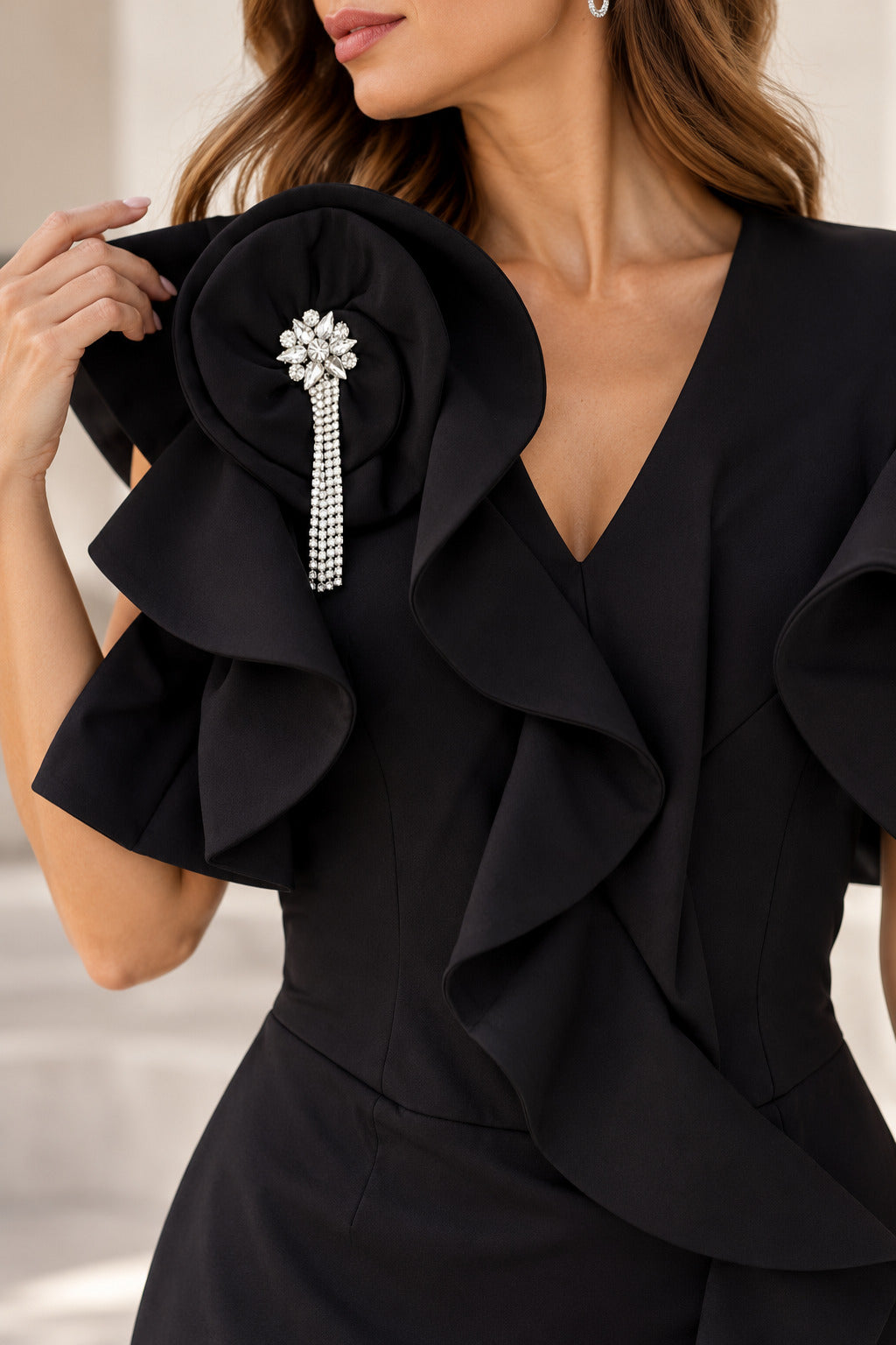 Rochie midi neagră cu volane și broșă decorativă