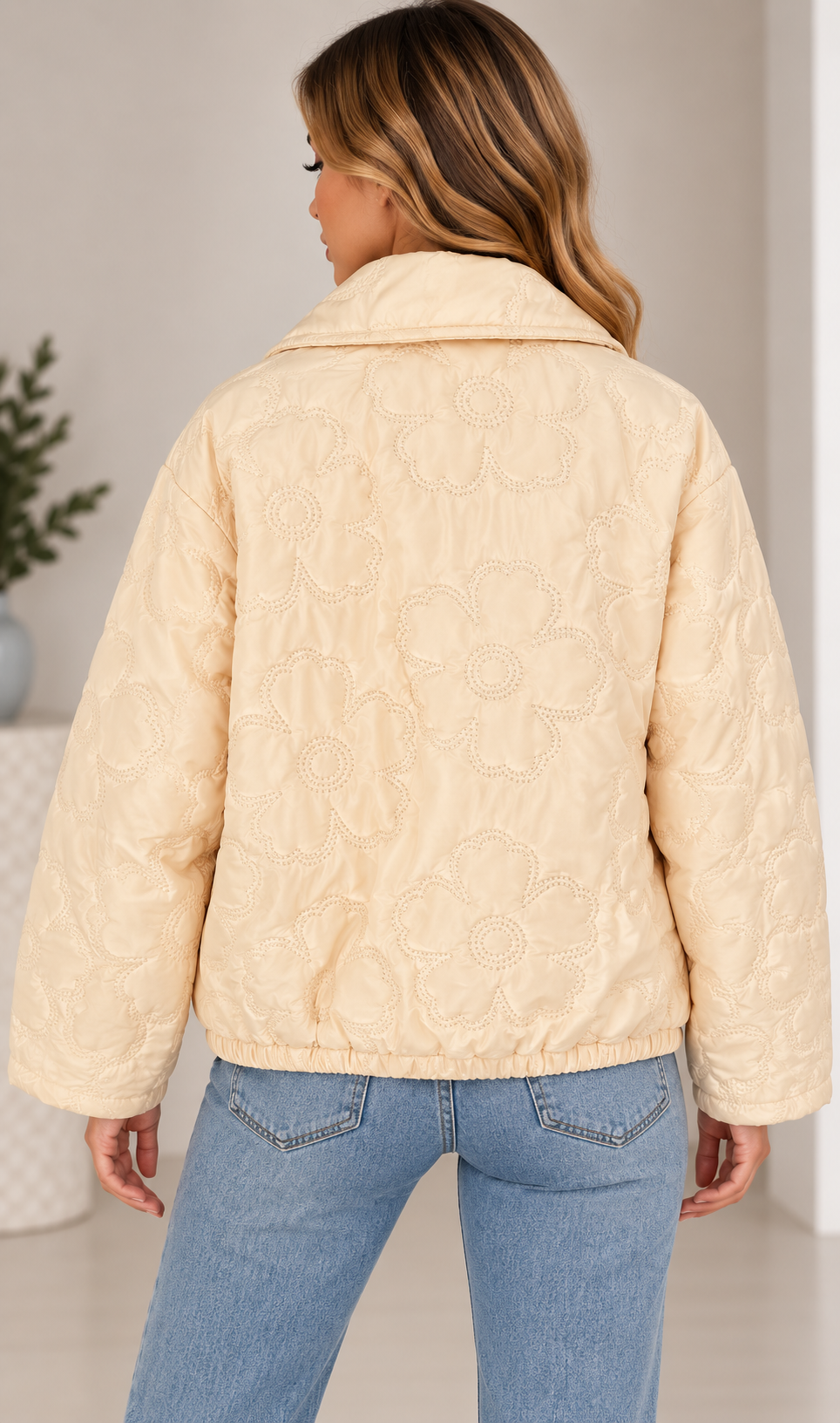 Jachetă matlasată crem cu model floral