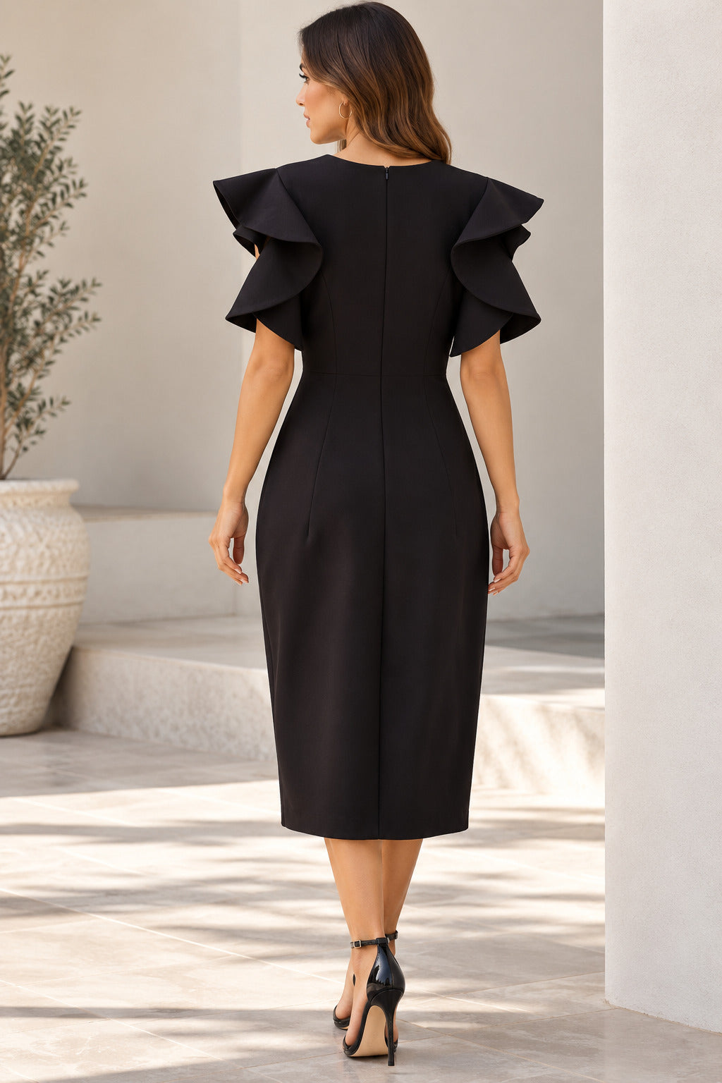 Rochie midi neagră cu volane și broșă decorativă