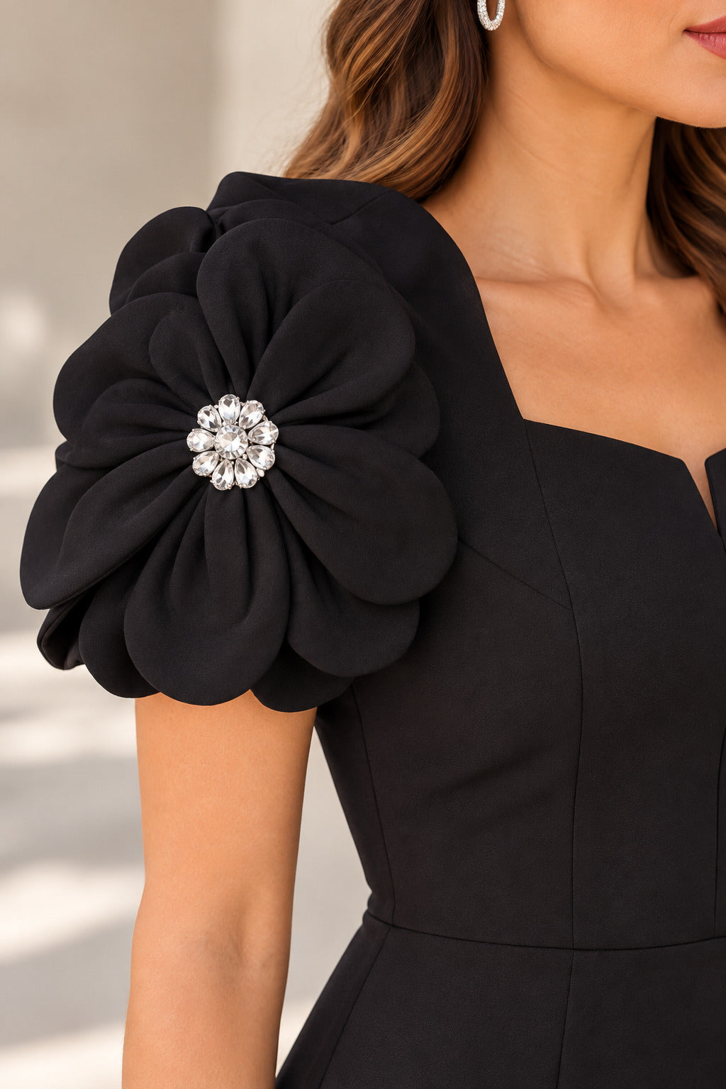 Rochie midi neagră cu mâneci florale