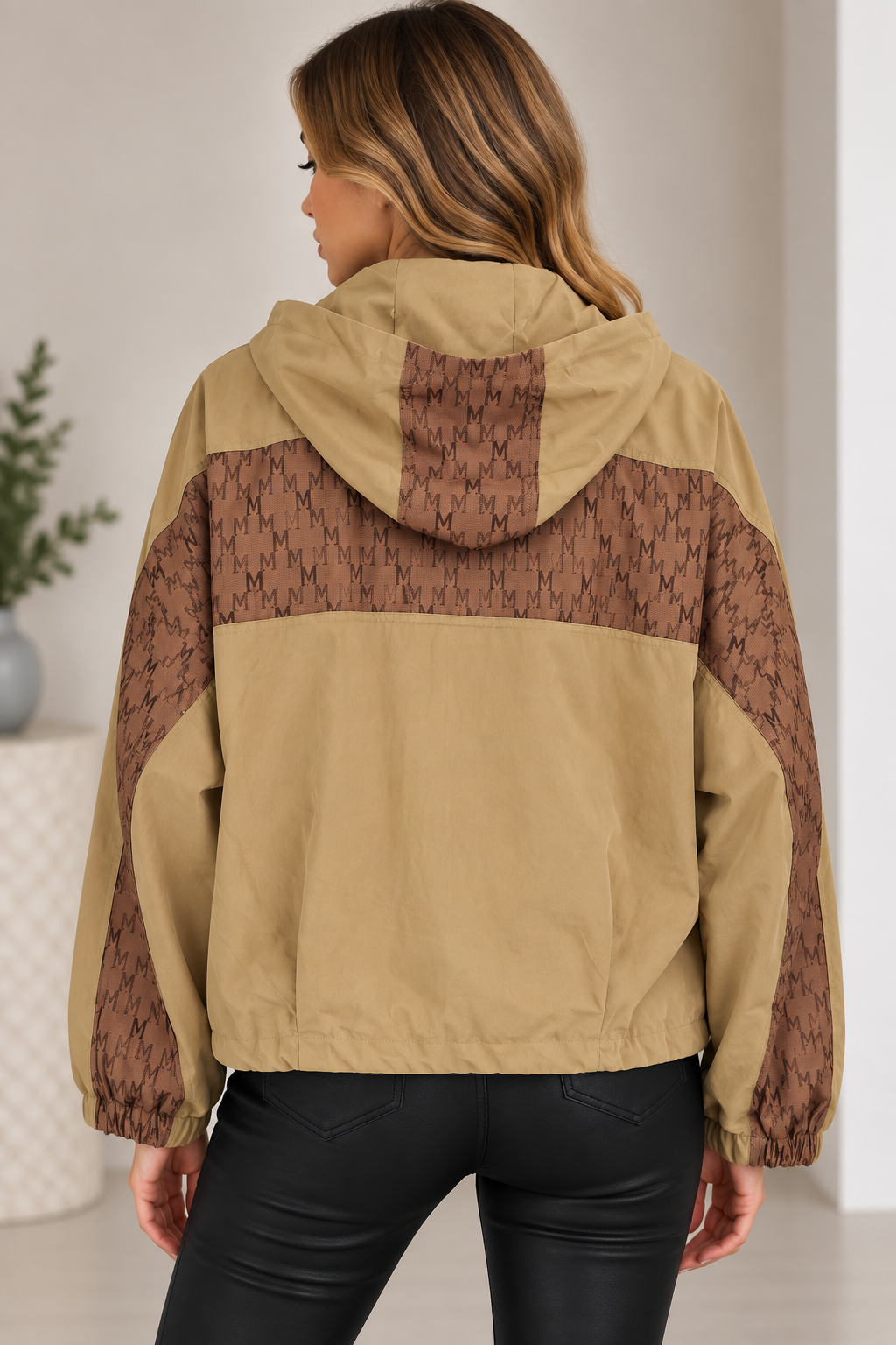 Jachetă bej cu glugă și detalii monogram