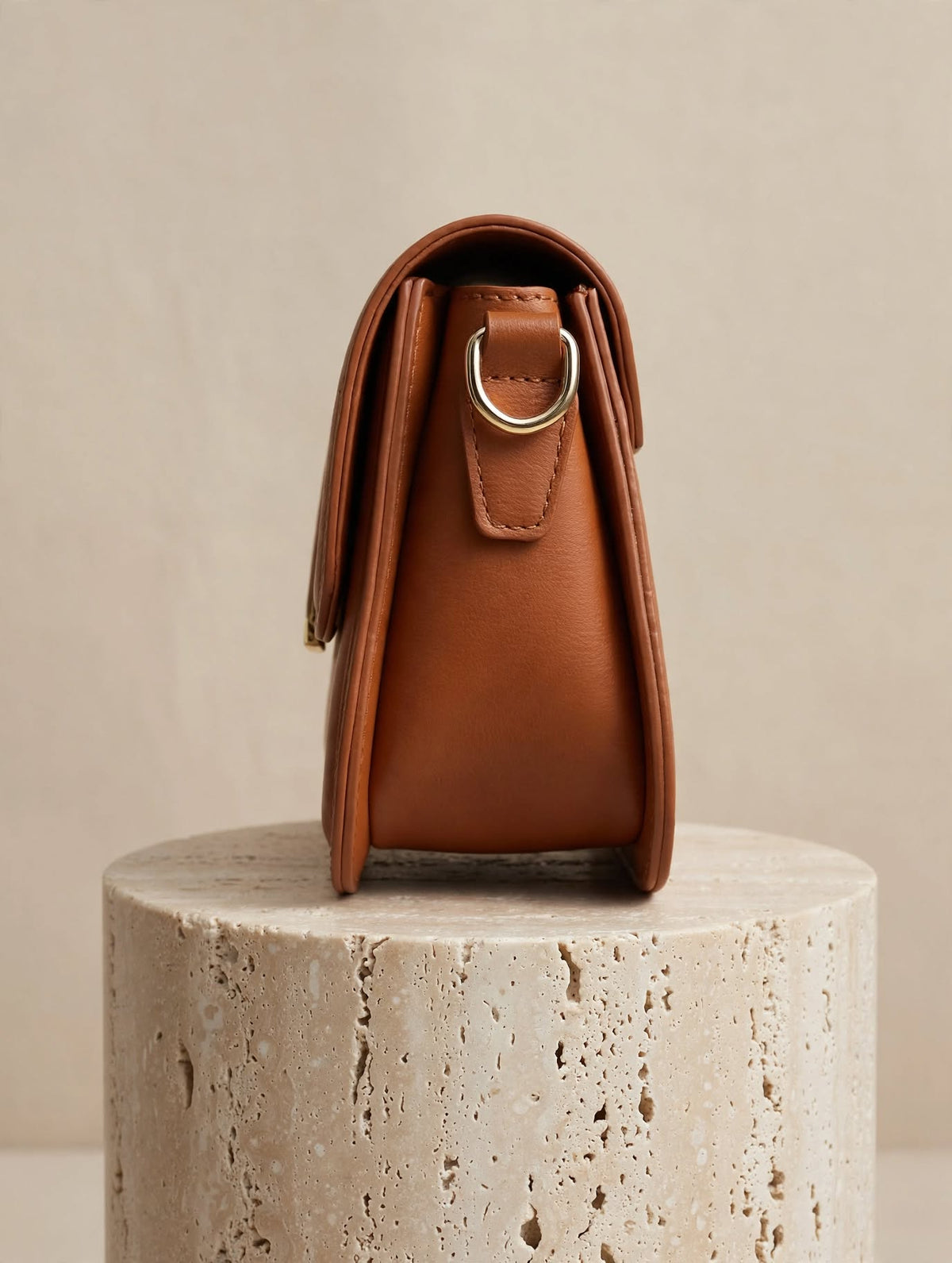 Geantă Crossbody Camel cu Detaliu Matlasat și Cataramă Aurie