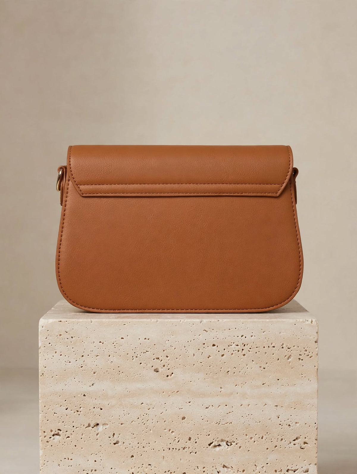 Geantă Crossbody Camel cu Detaliu Matlasat și Cataramă Aurie