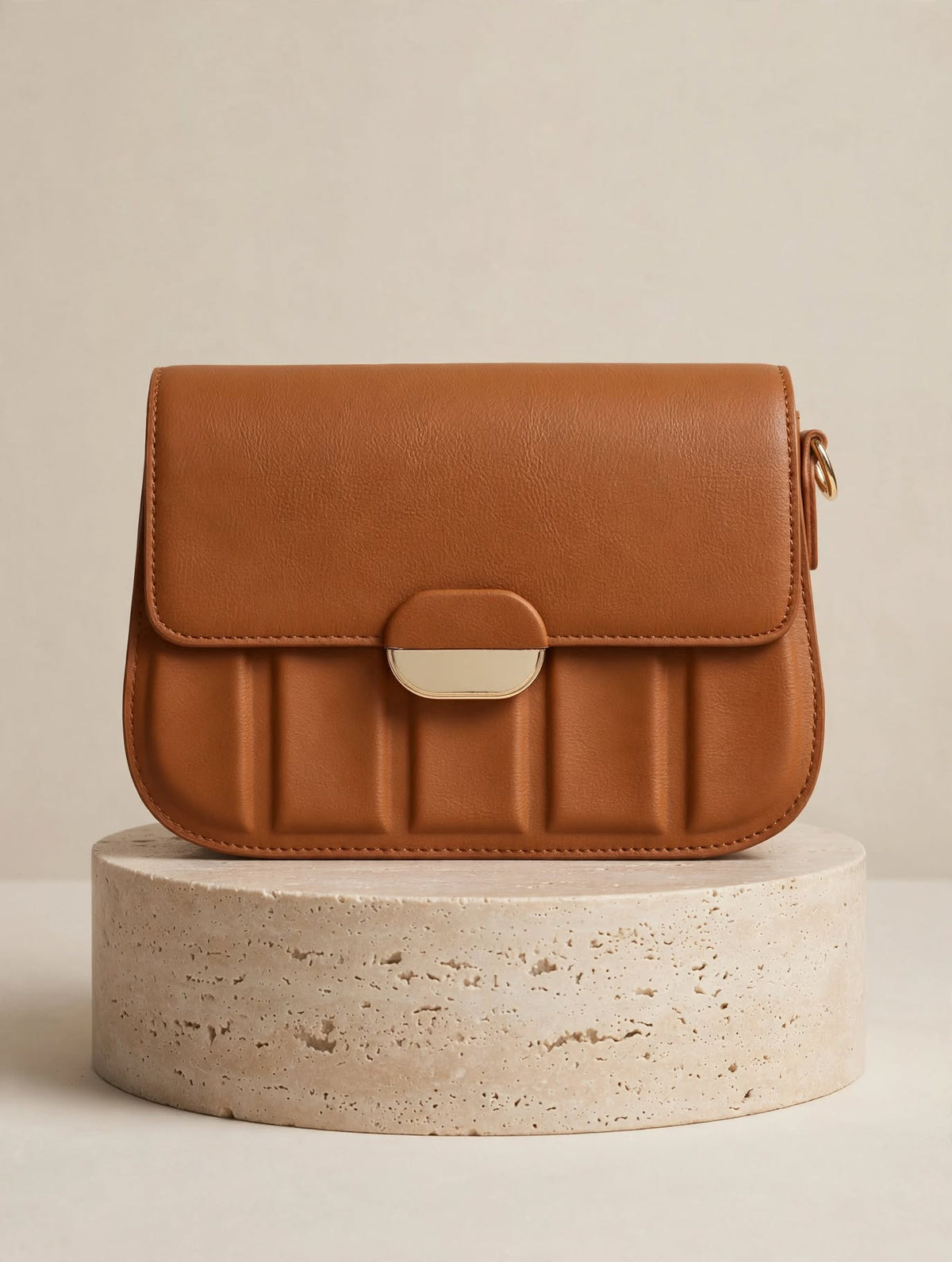 Geantă Crossbody Camel cu Detaliu Matlasat și Cataramă Aurie