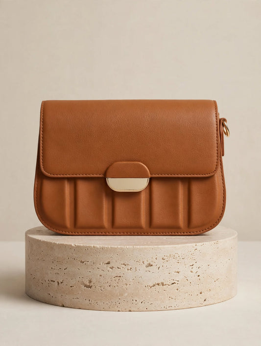 Geantă Crossbody Camel cu Detaliu Matlasat și Cataramă Aurie