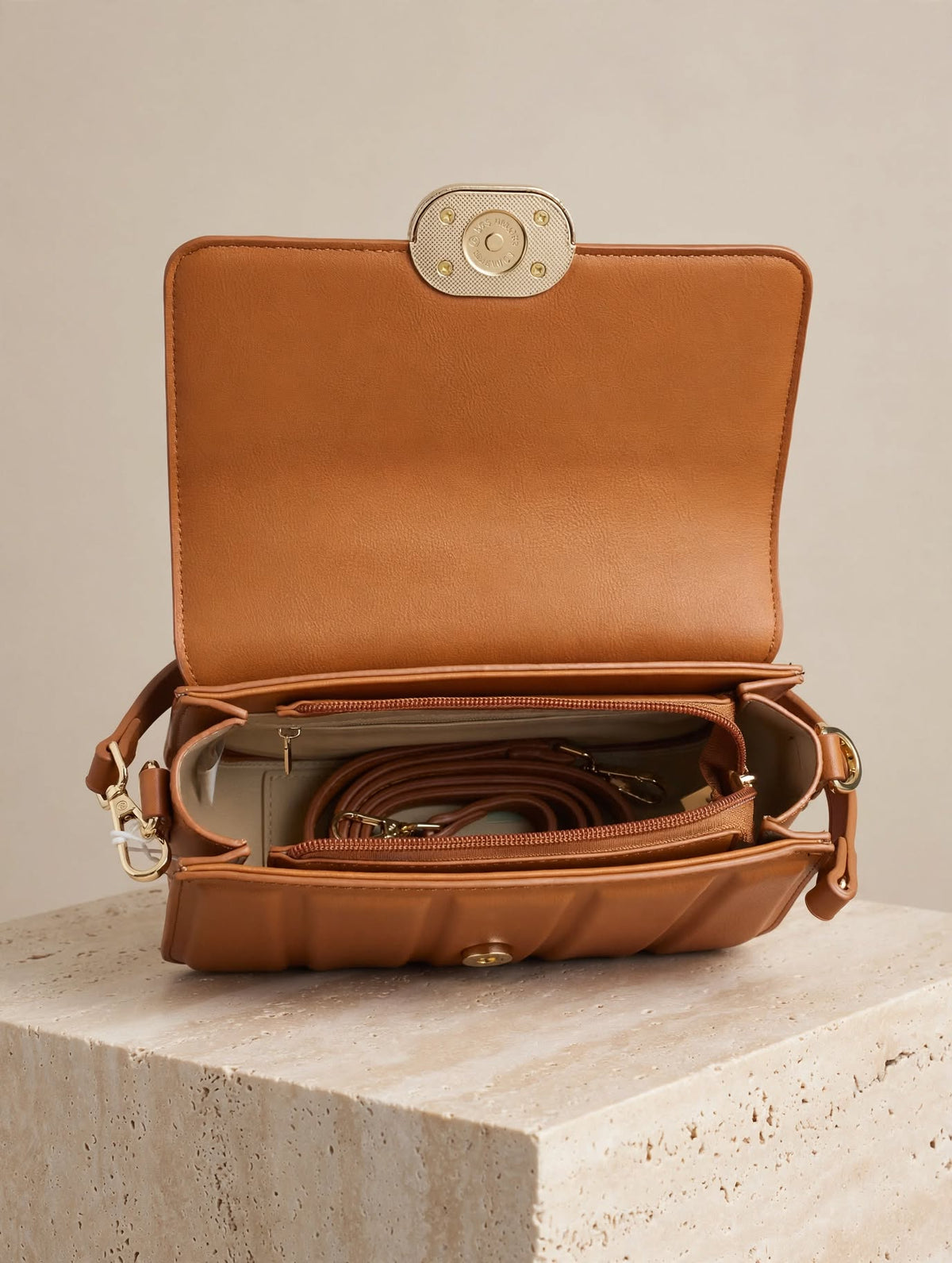 Geantă Crossbody Camel cu Detaliu Matlasat și Cataramă Aurie